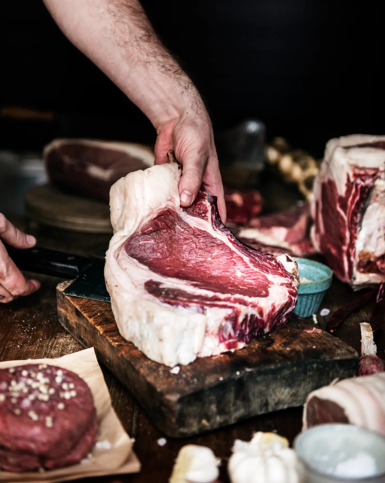 viande sur une planche en bois